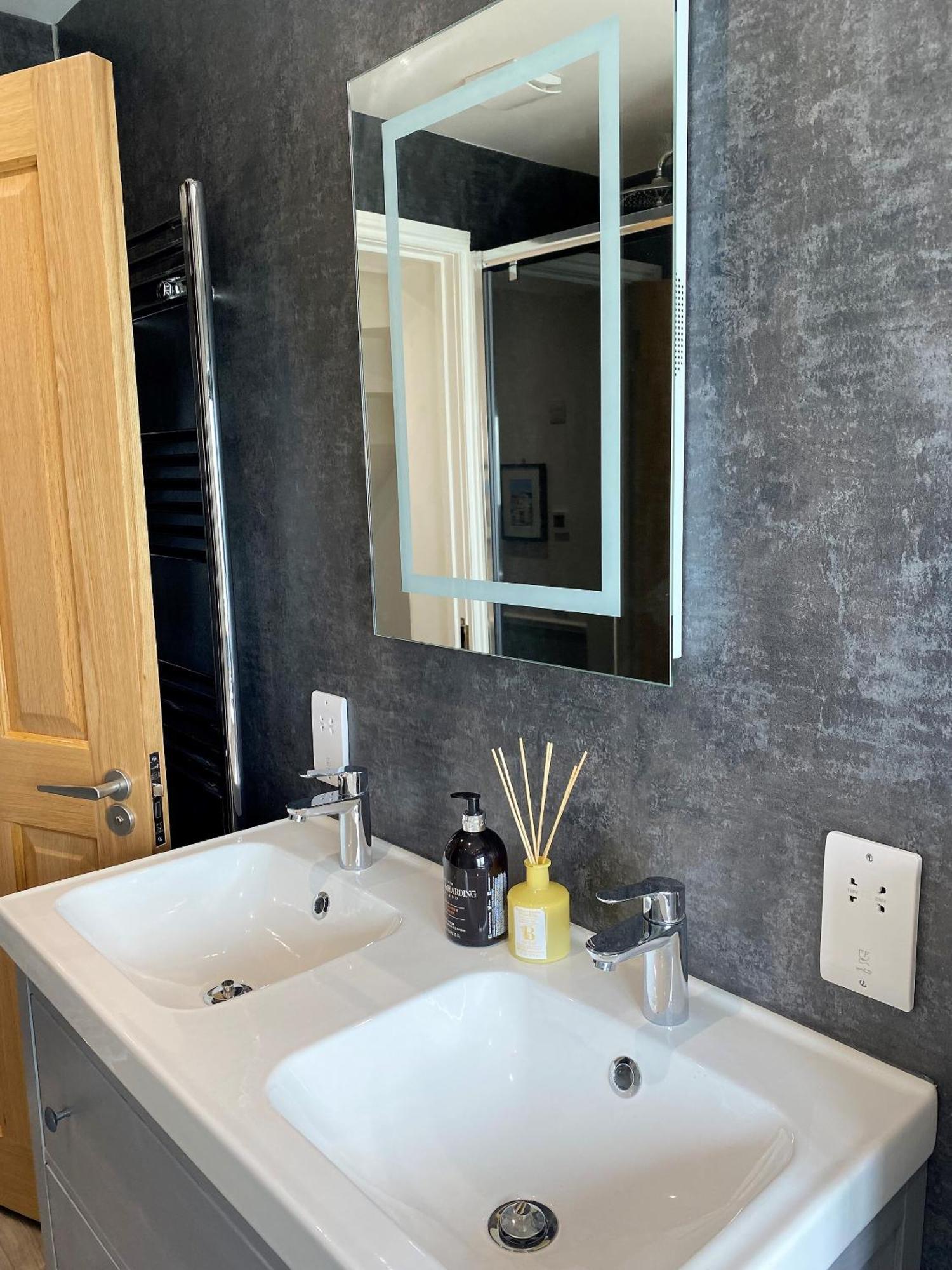 Superb Townhouse Near Vibrant Gloucester Road Bristol Exteriör bild
